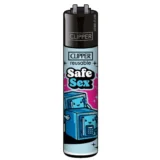 En clipper lighter præsenterer sig i en slank, cylindrisk form, fremstillet af plast med en glat overflade. Den har en dominerende sort farve med hvide og røde grafiske elementer, der fremhæver temaet for sikker sex. Flammen aktiveres via en metalknap, og bunden har et genopfyldeligt design, hvilket giver en praktisk anvendelighed.