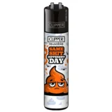 En plastik lighter præsenterer sig i en ensfarvet sort overflade med en glat tekstur. Fronten har et trykt, hvidt tekstmotiv, "Same Shit, Different Day", i en moderne skrifttype. Lighterens form er slank og rektangulær, med en tydelig, aflang gnist-udløser og en metal spids til flammen. Kanten er let afrundet, hvilket giver et strømlinet udseende.