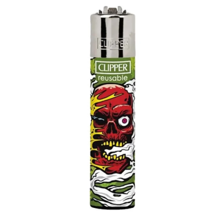 En lighter med et skelletmotiv pryder overfladen. Den har en glat, blank finish i sort og grå nuancer, der skaber en kontrast til det detaljerede, hvide skelletbillede. Lighterens form er slank med en let afrundet top, og knappen til tænding er placeret på siden. Mønsteret er præcist og tydeligt, hvilket giver et iøjnefaldende udtryk.
