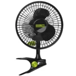 Garden High Pro - Clip On ProFan er en sort oscillerende ventilator med tre blade og en klembase, med det grønne Garden HighPro-logo i midten, hvilket muliggør alsidig montering på forskellige overflader.