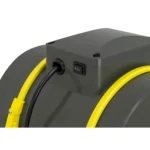 En rund ventilator med en mat hvid overflade og en cylindrisk form. Den har en perforeret gittergrill, der dækker motoren, og en række skridsikre gummifødder i bunden. En kabeltilslutning er placeret i siden, mens en skala viser hastighedsindstillinger. Ventilatorens design er enkelt med bløde linjer og en funktionel, minimalistisk æstetik.