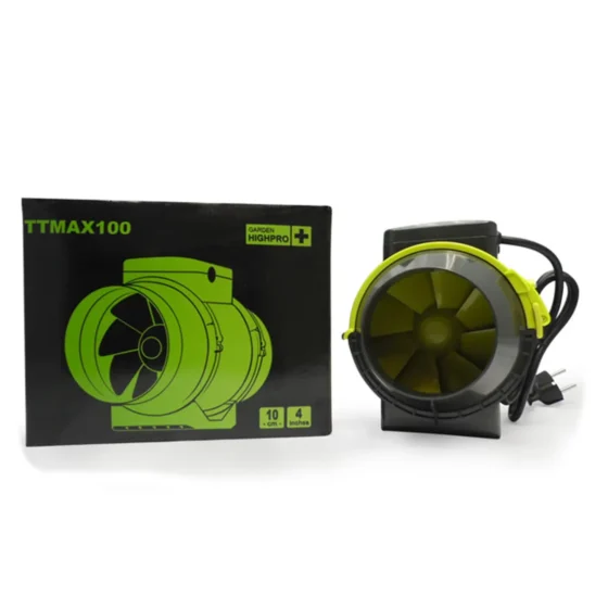 En ventilator med en diameter på 100 mm præsenterer sig i en hvid plastisk kabinet. Designet inkluderer en rund, flad front, der dækker en spiralformet rotor indeni. Ventilatorens overflade er glat, og der er en cirkulær åbning i midten. Monteringshuller er synlige på kanten af enheden, og den har en simpel, funktionel struktur.