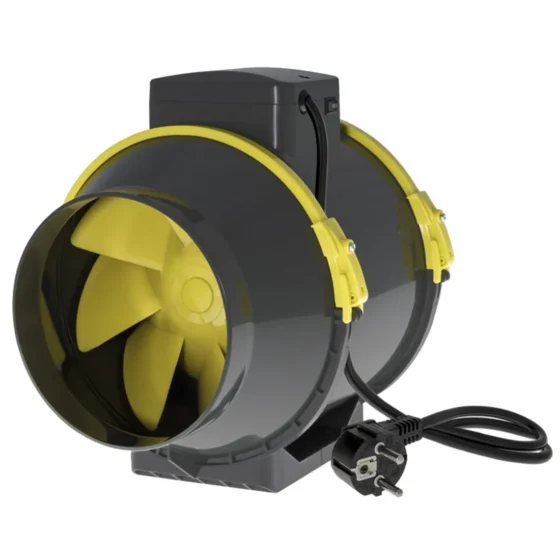 En kompakt ventilator med en cylindrisk form, fremstillet i hvid plastik. Den har en diameter på 100 mm og er udstyret med et metalgitter foran, som beskytter propellerne. Ventilatoren har en glat overflade og en enkelt elektrisk tilslutning i bunden. Der er også monteringshuller til fastgørelse på væggen eller loftet.