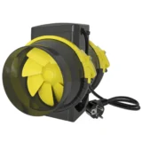 En cirkulær ventilator med en diameter på 125 mm præsenterer sig i en hvid plastikramme. Blæserbladene er tydeligt synlige og har en glat overflade. En firkantet, perforeret gitterfront beskytter motoren. Ventilatoren har en ledning, der hænger ned fra toppen, og der er markerede monteringshuller på siden til installation.