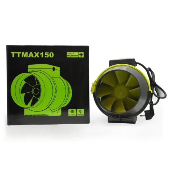 En ventilator med en rund, hvid plastikhus og en diameter på 150 mm. Fronten har et gittermønster, der dækker propellens indre. På siden er der en firkantet monteringsplade med fire skruehuller, der muliggør fastgørelse. Kablet er synligt og strækker sig fra ventilatoren. Overfladen har en glat tekstur, og der er ingen synlige knapper eller symboler.