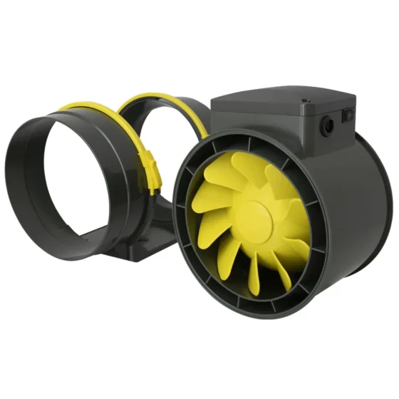 En cirkulær ventilator med en sort plastikramme og en hvid mesh-beskyttelse. Rotorbladene er synlige gennem beskyttelsen og har en glat, lys grå overflade. Ventilatorens motor er placeret centralt og afsluttes med to elektriske kabler. Overfladen har en mat finish, mens beskyttelsen har en let struktureret tekstur, der giver et industrielt udtryk.