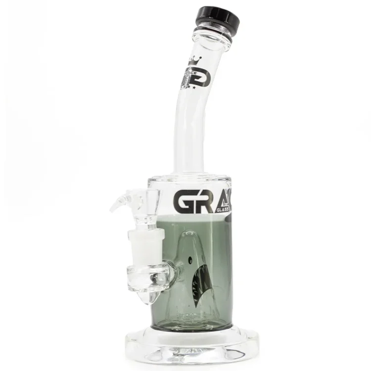 En sølvgrå bong i glas, 28 cm høj, med en elegant, strømlinet form. Overfladen har en let røgfyldt nuance, der giver en blød effekt. Den har en rund fod for stabilitet og en buet hals, der fører op til en bred åbning. En indbygget skål er placeret på siden, hvilket giver et funktionelt og æstetisk udtryk.