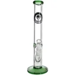 En grøn bong med en højde på 40 cm fremstår med en glat, gennemsigtig overflade. Den har en cylindrisk form med en let buet hals og en aflang base, der giver stabilitet. En skål med små huller er placeret på siden, og der ses rifler på bunden, der skaber en tekstureret overflade. Farven er intens grøn med subtile nuancer.