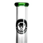 En transparent grøn bong med en glat overflade, der har en højde på 40 cm. Den er udstyret med en bred, stabil fod og en slank hals, der afsluttes med en krum top. Indvendigt er der en perkolator, og bongens vægtykkelse fremstår robust. Der er en lille, afrundet skål monteret på siden, designet til at rumme tobaks- eller urtemateriale.