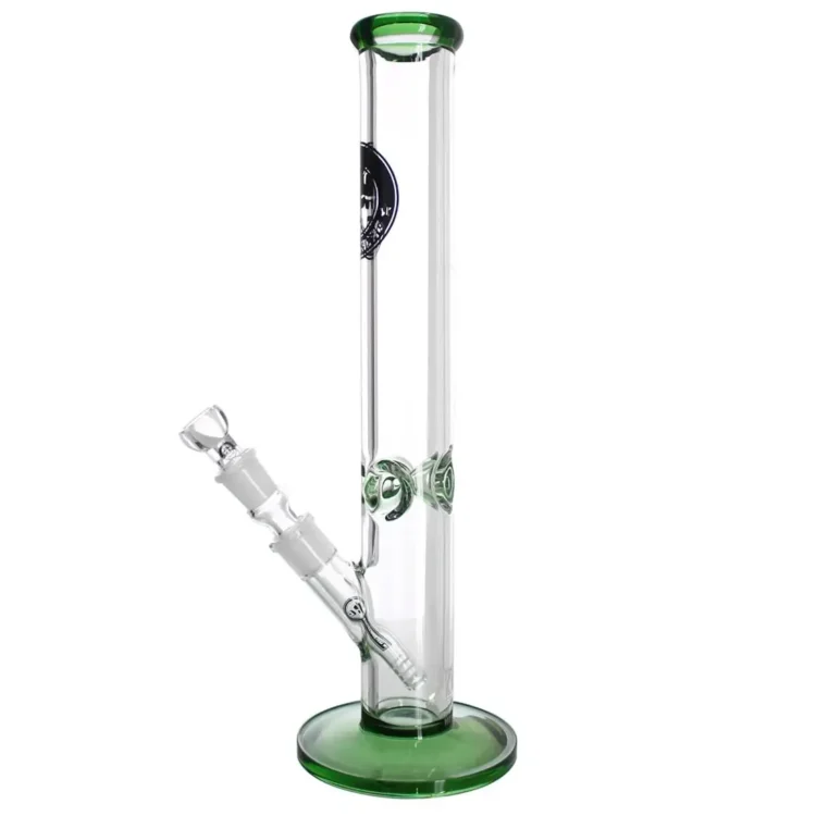 En grøn bong i glas med en høj, slank form. Den har en rund bund og en lige, cylindrisk hals. Der er en indbygget karbongrube og en skarp kant ved åbningen. Overfladen er glat med en let gennemsigtig finish, og der er en dekorativ detalje ved bunden. Farven er ensartet og intens.
