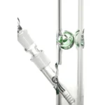 En grøn bong med en højde på 50 cm præsenterer sig med en glat, skinnende overflade og en buet form. Den har en rund fod, der stabiliserer strukturen, og en slank hals, der afsluttes med en bred åbning. Indvendigt er der en vandkammer, synligt gennem den klare, gennemsigtige sektion. Detaljer som en skål og en gennemgående rørstruktur tilføjer funktionalitet.