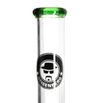 En grøn bong med en højde på 50 cm præsenterer sig med en glat, transparent overflade, der reflekterer lys. Den har en rørformet krop og en bred base for stabilitet. Indgangen til mundstykket er afrundet, og der er en nedadgående rørledning, der fører til en skål med en let bølget kant. Farven er dyb grøn med subtile nuancer.