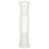 Heisenberg double female adapter præsenterer en cylindrisk form i metal med en glat, poleret overflade. Adapterens farve er sølvgrå, og den har to åbninger, hver med indvendige gevind, der er omkranset af små riller. Adapteren har en kort længde og er designet til at forbinde to slanger. Mønstret af rillerne giver et skridsikkert greb.