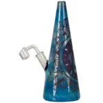 En konisk olie-bong i klar glas prydet med glitrende blå detaljer. Den har en glat overflade med en let buet form, der afsluttes i en bred åbning. En glas skål er placeret på siden, og en lille, rund base sikrer stabilitet. Den bløde glans af glasset komplementeres af dets gennemsigtighed og de glitrende partikler, der tilføjer visuel interesse.