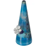 En konisk bong i blå farve med glitrende overflade pryder midten. Den er 24 cm høj og har en bred, stabil base. Den glitrende tekstur skaber en funklende effekt. En gennemsigtig skål med en tynd kant sidder fast i siden, mens et mundstykke i samme blå nuance fuldender designet. Det samlede udtryk er elegant og iøjnefaldende.