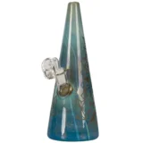 En bongs struktur præsenterer en slank, konisk form med en glitrende overflade, der reflekterer lys i forskellige nuancer af guld og sølv. Den har en klar, gennemsigtig skål, der er placeret på siden, og en buet hals, der afsluttes med en bred åbning. Materialet virker glasagtigt med en glat tekstur, mens bunden er stabil og rund.
