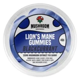 Mushroom Bakehouse Lion's Mane gummies præsenteres i en gennemsigtig emballage med en sort baggrund. Gummies’ farve er en dyb, mørk lilla, der fremhæver det frugtagtige indhold af solbær. Pakken indeholder grafiske elementer såsom en illustration af svampen og et logo. Teksten er skrevet i hvide og guld nuancer, hvilket giver en kontrast til den mørke baggrund.