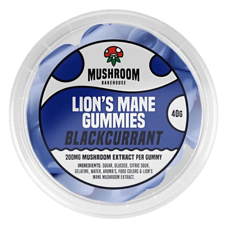 Mushroom Bakehouse Lion's Mane gummies præsenteres i en gennemsigtig emballage med en sort baggrund. Gummies’ farve er en dyb, mørk lilla, der fremhæver det frugtagtige indhold af solbær. Pakken indeholder grafiske elementer såsom en illustration af svampen og et logo. Teksten er skrevet i hvide og guld nuancer, hvilket giver en kontrast til den mørke baggrund.