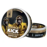 Nonic double kick skateboard har en asymmetrisk form med en bredere forende og en slankere bagende. Dækket er dækket af en farverig eksotisk is-design med nuancer af blå, grøn og lilla. Overfladen er glat med en let tekstur, som giver greb. Kanterne har en sort finish, og hjulene er små og i en kontrastfarve, hvilket tilføjer et dynamisk udtryk.