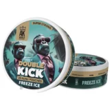 En tofarvet kickboard præsenterer et slankt design med en sort overflade og farverige accenter. Hjulene er store og klare, hvilket giver en let gennemskinnelig effekt. Styret er justerbart og har en gummibelægning for bedre greb. En let buet form på boardet sikrer stabilitet, mens det matte finish bidrager til en moderne æstetik.