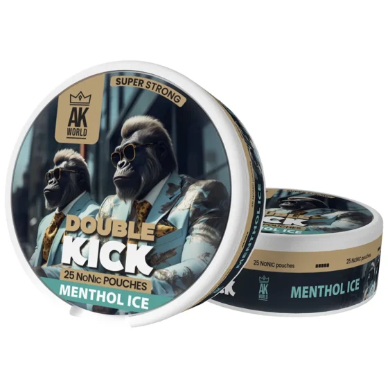 En dobbelt kick menthol is, præsenteret i en klar, cylindrisk beholder med en skridsikker overflade. Beholderen har en opadgående bue og en mat, hvid etiket med sort og grønt tekstdesign. Indholdet er gennemsigtigt med en let blålig farvetone. Låget er fladt og sort, med en tydelig, præcist udformet åbning.