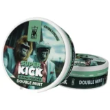 Nonic super kick double mint præsenterer en drikkebeholder med en slank, cylindrisk form. Overfladen er dækket af en lys mintgrøn nuance med en glat, skinnende finish. Kanten er forsynet med en bred, flad åbning, og der er indgraverede detaljer, der skaber et dynamisk mønster. Bunden er stabil og let afrundet, hvilket giver en elegant silhuet.