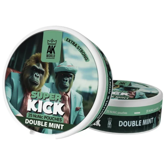 Nonic super kick double mint præsenterer en drikkebeholder med en slank, cylindrisk form. Overfladen er dækket af en lys mintgrøn nuance med en glat, skinnende finish. Kanten er forsynet med en bred, flad åbning, og der er indgraverede detaljer, der skaber et dynamisk mønster. Bunden er stabil og let afrundet, hvilket giver en elegant silhuet.
