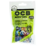 OCB Bamboo White aktiv tips præsenterer en pakke indeholdende 50 stykker. Hver tip har en glat, hvid overflade med en let gennemsigtig struktur. Kanten er skarp, og tipsene er ekstra slim, hvilket giver et slankt udseende. Pakken er designet med en praktisk åbning og bærer tydelig tekst, der angiver produktets navn og antal.