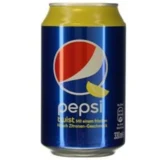 En 33 cl dåse med Pepsi Twist præsenterer sig i en strålende gul og blå farvekombination. Dåsen har en glat, metaloverflade med et skinnende finish, der reflekterer lys. Det karakteristiske Pepsi-logo er tydeligt i hvid, med en rød cirkel og blå detaljer. Teksten "Twist" fremstår i en dristig skrifttype, placeret centralt på dåsens front.