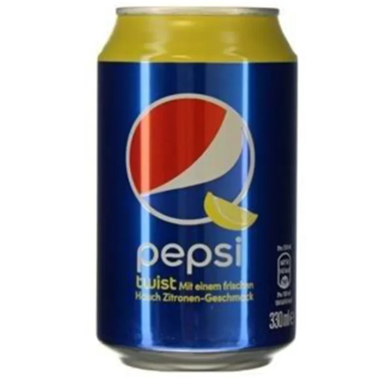 En 33 cl dåse med Pepsi Twist præsenterer sig i en strålende gul og blå farvekombination. Dåsen har en glat, metaloverflade med et skinnende finish, der reflekterer lys. Det karakteristiske Pepsi-logo er tydeligt i hvid, med en rød cirkel og blå detaljer. Teksten "Twist" fremstår i en dristig skrifttype, placeret centralt på dåsens front.