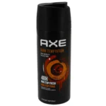 En sort deodorantboks med en mat overflade prydet af sølvfarvede detaljer. Forsiden har et grafisk design med en kombination af geometriske former og tekst, der angiver produktnavnet. Den cylindriske form afsluttes med en skruehætte, der har en let tekstur. Bunden er flad, hvilket giver stabilitet, mens etiketten er præcist placeret midt på boksen.