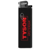 En letvægts, sølvfarvet lighter med en slank, strømlinet form. Den har en glat metaloverflade, der reflekterer lys. Foran findes en lille, sort gasventil og en børstet metalknap til tænding. Lighterens underside har en tydelig skrift med brandnavn og sikkerhedssymboler. Den er designet til at være kompakt og bærbar, ideel til daglig brug.