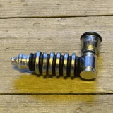 En sort metalrørpibe med en diameter på 50 mm, prydet med et subtilt bladmotivet, der giver en dekorativ tekstur. Overfladen har en glat finish, mens de skarpe kanter er velafskårne. Piben er hævet fra en flad overflade og står i kontrast til den neutrale baggrund. Den sorte farve tilføjer en elegant og moderne æstetik.