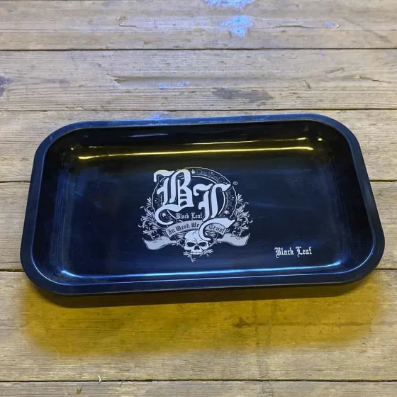 Sort serveringsbakke i firkantet form måler 17x28 cm. Bakken har en glat overflade med let afrundede hjørner og en høj kant, der forhindrer indholdet i at glide af. Materialet fremstår som plastik med en blank finish, der giver en elegant look. Mønsteret er enkelt, uden yderligere dekoration eller tekst.