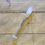 Adapteren har en cylindrisk form med en diameter på 115 mm. Den er sort med en glat overflade og prydes af en subtil tekstur, der giver et stilrent udseende. En diffuser er integreret i designet, og der er tydelige, let buede linjer, der fremhæver adapterens funktion. Kanten er præcist skåret, hvilket sikrer en god pasform.