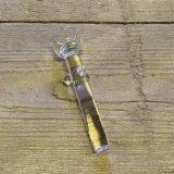 Glasnail i klart glas med en diameter på 50 mm præsenterer en glat og skinnende overflade. Den cylindriske form har en let buet top og en flad bund, hvilket giver stabilitet. Ingen synlige mærker eller dekorative elementer pryder overfladen. Den gennemsigtige struktur skaber en elegant og minimalistisk æstetik, der fremhæver glasmaterialets renhed.