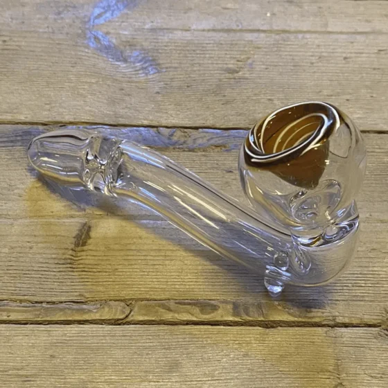 En gennemsigtig glasrør med en svungen form, der har bløde buer og en ensartet tykkelse. Det klare glas fremhæver et farverigt swirl-mønster i nuancer af blå, grøn og lilla. Røret har en afrundet kant i toppen og en bredere fod, der giver stabilitet. Overfladen er glat, hvilket bidrager til den visuelle appel.
