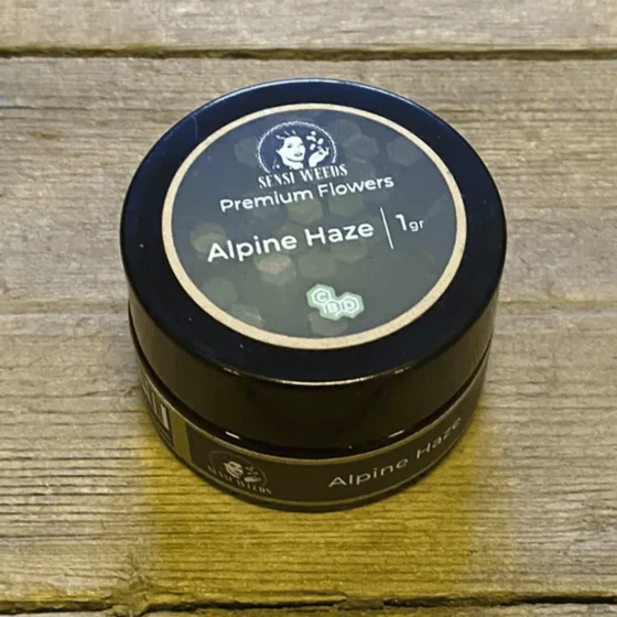 En klar glasbeholder med en rund, glat overflade præsenterer sig med en kapacitet på 50 ml. Beholderens låg er skruelågstype, hvilket sikrer tæthed. Udenpå er der tilfældig tekst, der tilføjer et unikt præg. Farven på glasset er gennemsigtig, hvilket gør indholdet synligt. Beholderens form er cylindrisk med en let buet bund.