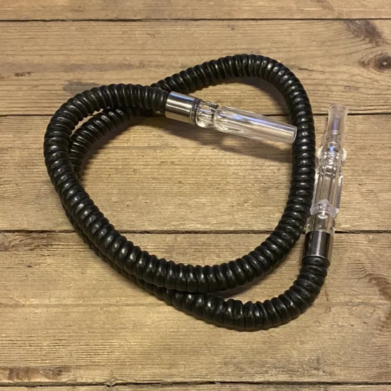 Vandpibeslangen er sort og har en længde på 40 cm. Den er fremstillet af et fleksibelt materiale, der giver mulighed for bøjning. Slangen har en glat overflade og viser en ensartet farve uden mønstre. Enderne er udstyret med metalbeslag, der sikrer en tæt forbindelse til vandpiben. Desuden er der en silikonebelægning, der forbedrer grebet.
