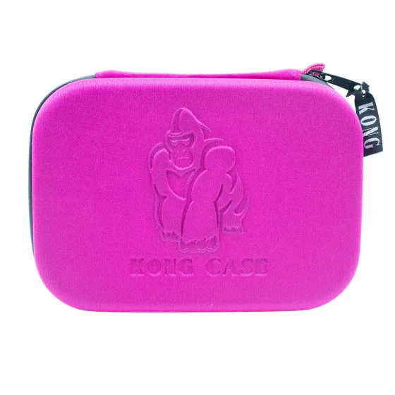 Kassen præsenterer sig i en klassisk pink farve med en glat overflade. Den har en rektangulær form og afrundede kanter, hvilket giver et blødt udtryk. Fronten er prydet med en subtil tekstur, der skaber en let glans. En diskret logo-tryk er placeret centralt, mens låsemekanismen er placeret på den øverste kant. Indvendigt er der bløde polstringselementer.
