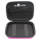 En klassisk pink telefonkasse præsenterer sig med en glat, blank overflade, der reflekterer lys. Kassen har afrundede kanter og en firkantet form, der skaber en harmonisk silhouette. Foran er der en let fremtrædende åbning til en telefon, mens der er diskrete ventilationshuller i bunden. Farven er ensartet, og det pink nuancerer fra lys til mørk, hvilket tilføjer dybde.
