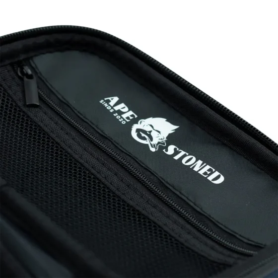 Smarte airpods opbevares i en klassisk pink case med en glat, mat overflade. Det firkantede design har afrundede kanter og en lille, sølvfarvet hængsel. Fronten prydes af et minimalistisk logo, mens en lille LED-indikator er placeret på forsiden. Indvendigt er der plads til to airpods, som er synligt placeret i en veludformet holder.