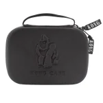 Kufferten er sort med en glat, mat overflade og en rektangulær form. Den har afrundede hjørner og en solid lynlås langs kanten. Håndtaget er i metal og har en ergonomisk form. På forsiden ses et diskret logo, mens der er små gummifødder på undersiden for stabilitet. Kufferten har en praktisk størrelse til rejser.