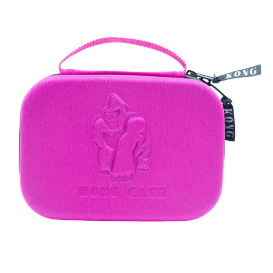 Et blødt, rosa etui med en glat tekstur, der har en let mat overflade. Etuiet er formet som en rektangulær kasse med afrundede hjørner og en lynlås langs den ene side. Indvendigt er der et mønster af små, lyse punkter, der skaber kontrast til den ensfarvede yderside. Lynlåsen har metaltræk og er af høj kvalitet.
