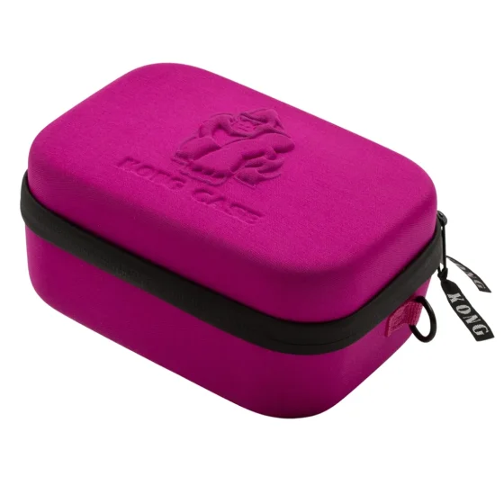 Kufferten er lavet af stift plastik i en lys pink farve, der har en glat overflade med en let glans. Den har afrundede kanter og en firkantet form. På forsiden findes et diskret logo i sort, samt en enkelt, stærk lynlås, der løber rundt om kanten. Håndtaget er integreret og har en ergonomisk form.