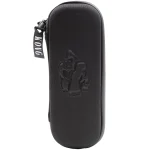 Sort smartphone-cover i et slankt design, fremstillet af et mat, fleksibelt materiale. Overfladen har en let tekstur, som giver et godt greb. Kanten er præcist skåret med åbninger til knapper og porte, inklusive en hul til kameraet. Coverets inderside er glat og sort, hvilket sikrer en tætsiddende pasform omkring enheden.
