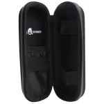 Et slankt etui i sort farve med en mat overflade, der giver et stilrent udseende. Det er designet til at omfavne en smartphone, med præcise udskæringer til knapper og porte. Kanterne er let afrundede, og teksturen er glat, hvilket giver et behageligt greb. Etuiet har en diskret, minimalistisk stil uden synlige logoer eller dekorationer.