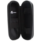 Et slankt etui i sort farve med en mat overflade, der giver et stilrent udseende. Det er designet til at omfavne en smartphone, med præcise udskæringer til knapper og porte. Kanterne er let afrundede, og teksturen er glat, hvilket giver et behageligt greb. Etuiet har en diskret, minimalistisk stil uden synlige logoer eller dekorationer.