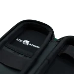 En sort, slank mobilcover med en glat overflade og let buede kanter. Coveret er designet til at omfatte knapper og porte, som er præcist udskåret. Den matte finish giver en stilren og moderne æstetik, mens den tynde profil sikrer, at det ikke tilføjer meget vægt. Ingen synlige logoer eller mønstre pryder overfladen.