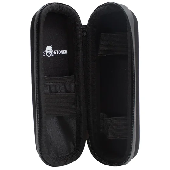 Et slankt etui i sort farve med en mat overflade, der giver et stilrent udseende. Det er designet til at omfavne en smartphone, med præcise udskæringer til knapper og porte. Kanterne er let afrundede, og teksturen er glat, hvilket giver et behageligt greb. Etuiet har en diskret, minimalistisk stil uden synlige logoer eller dekorationer.
